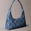 Bolso de hombro de Denim con el logotipo del emblema por toda la superficie Bolso de hombro de Denim con el logotipo del emblema por toda la superficie