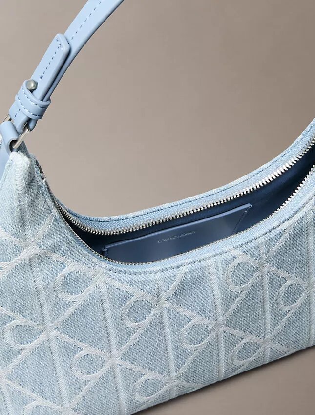 Bolso de hombro de Denim con el logotipo del emblema por toda la superficie Bolso de hombro de Denim con el logotipo del emblema por toda la superficie