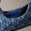 Bolso de hombro de Denim con el logotipo del emblema por toda la superficie Bolso de hombro de Denim con el logotipo del emblema por toda la superficie