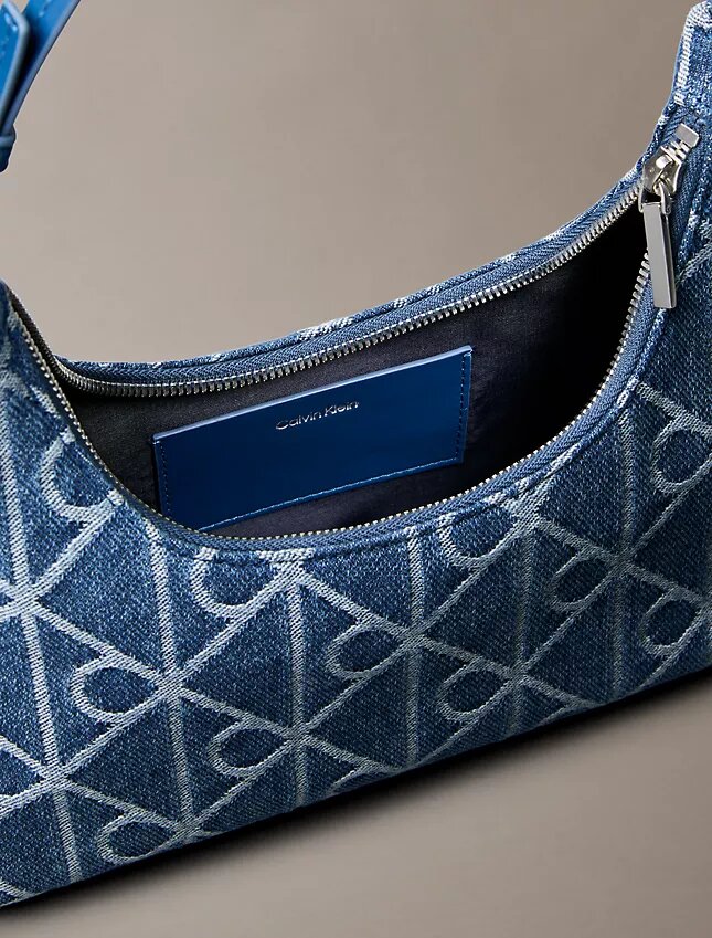 Bolso de hombro de Denim con el logotipo del emblema por toda la superficie Bolso de hombro de Denim con el logotipo del emblema por toda la superficie
