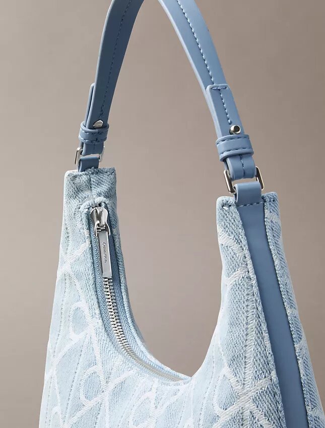 Bolso de hombro de Denim con el logotipo del emblema por toda la superficie Bolso de hombro de Denim con el logotipo del emblema por toda la superficie