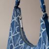 Bolso de hombro de Denim con el logotipo del emblema por toda la superficie Bolso de hombro de Denim con el logotipo del emblema por toda la superficie