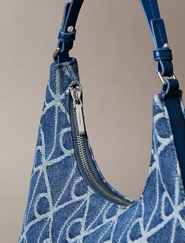 Bolso de hombro de Denim con el logotipo del emblema por toda la superficie Bolso de hombro de Denim con el logotipo del emblema por toda la superficie