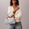 Bolso de hombro de Denim con el logotipo del emblema por toda la superficie Bolso de hombro de Denim con el logotipo del emblema por toda la superficie