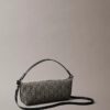 Bolso de hombro de lona con logotipo en todo el diseño Bolso de hombro de lona con logotipo en todo el diseño