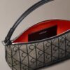 Bolso de hombro de lona con logotipo en todo el diseño Bolso de hombro de lona con logotipo en todo el diseño