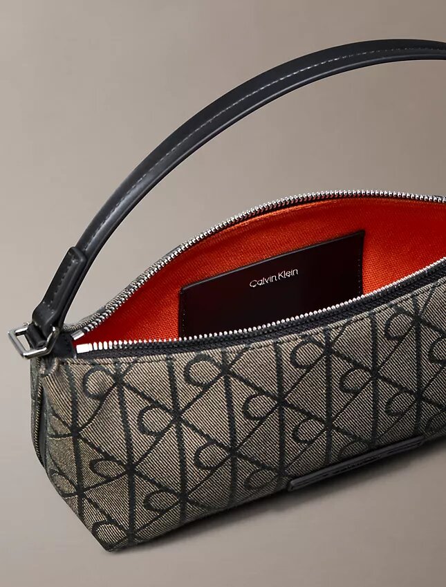 Bolso de hombro de lona con logotipo en todo el diseño Bolso de hombro de lona con logotipo en todo el diseño