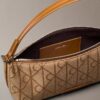 Bolso de hombro de lona con logotipo en todo el diseño Bolso de hombro de lona con logotipo en todo el diseño