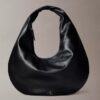 Bolso de hombro en forma de media luna con textura granulada Bolso de hombro en forma de media luna con textura granulada