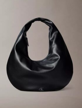 Bolso de hombro en forma de media luna con textura granulada