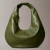 Bolso de hombro en forma de media luna con textura granulada Bolso de hombro en forma de media luna con textura granulada