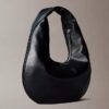 Bolso de hombro en forma de media luna con textura granulada Bolso de hombro en forma de media luna con textura granulada