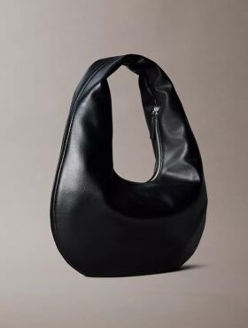 Bolso de hombro en forma de media luna con textura granulada