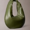 Bolso de hombro en forma de media luna con textura granulada Bolso de hombro en forma de media luna con textura granulada