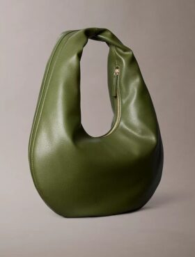 Bolso de hombro en forma de media luna con textura granulada