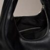 Bolso de hombro en forma de media luna con textura granulada Bolso de hombro en forma de media luna con textura granulada