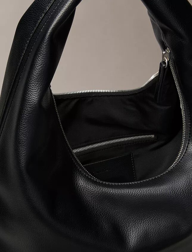 Bolso de hombro en forma de media luna con textura granulada Bolso de hombro en forma de media luna con textura granulada
