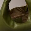 Bolso de hombro en forma de media luna con textura granulada Bolso de hombro en forma de media luna con textura granulada