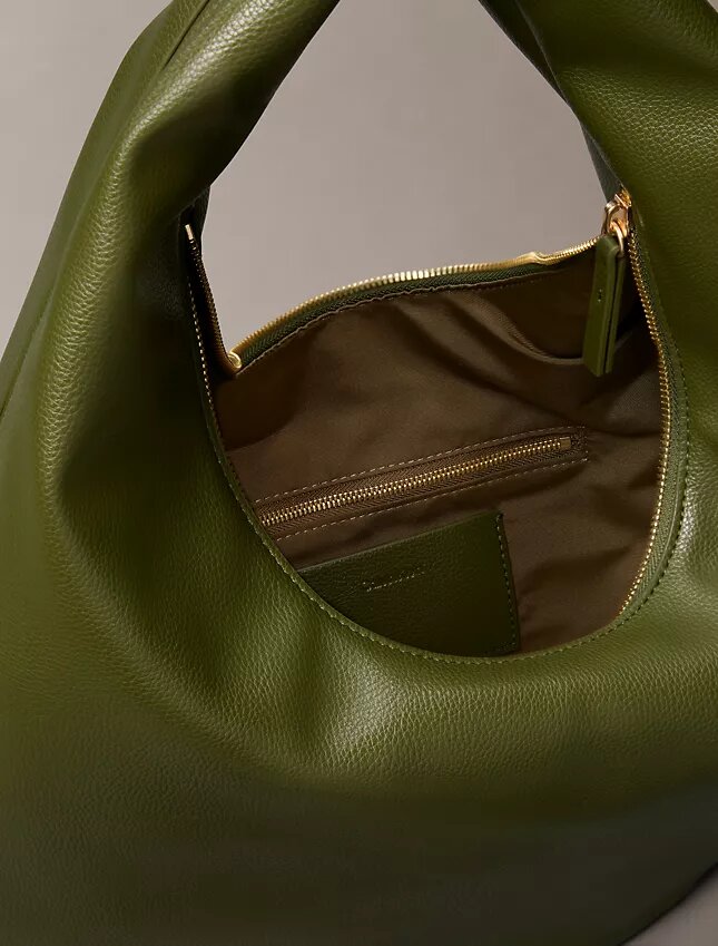 Bolso de hombro en forma de media luna con textura granulada Bolso de hombro en forma de media luna con textura granulada
