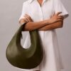 Bolso de hombro en forma de media luna con textura granulada Bolso de hombro en forma de media luna con textura granulada