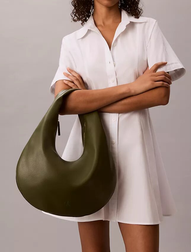 Bolso de hombro en forma de media luna con textura granulada Bolso de hombro en forma de media luna con textura granulada