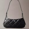 Bolso de hombro pequeño con logotipo acolchado Bolso de hombro pequeño con logotipo acolchado