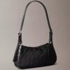 Bolso de hombro pequeño con logotipo acolchado Bolso de hombro pequeño con logotipo acolchado