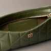 Bolso de hombro pequeño con logotipo acolchado Bolso de hombro pequeño con logotipo acolchado