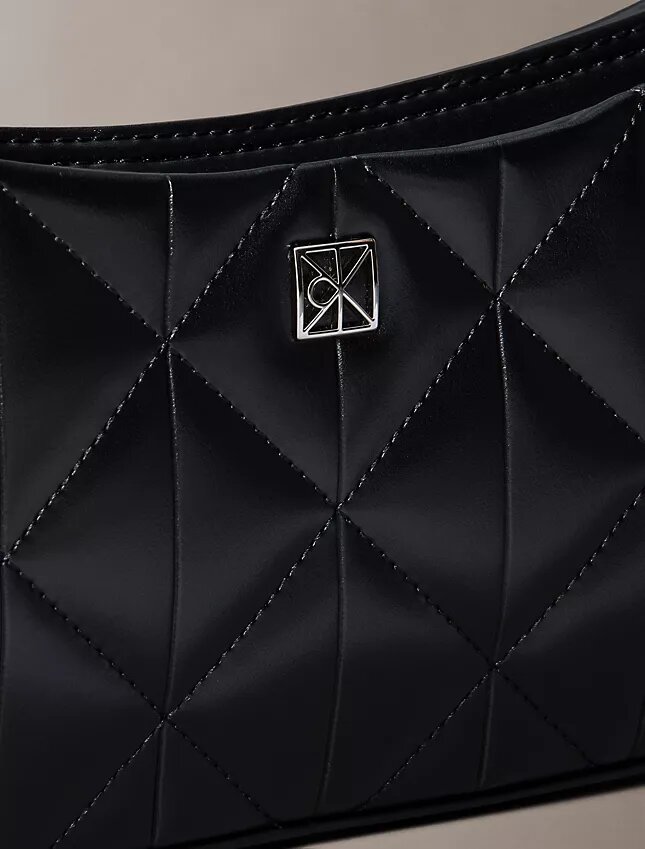 Bolso de hombro pequeño con logotipo acolchado Bolso de hombro pequeño con logotipo acolchado