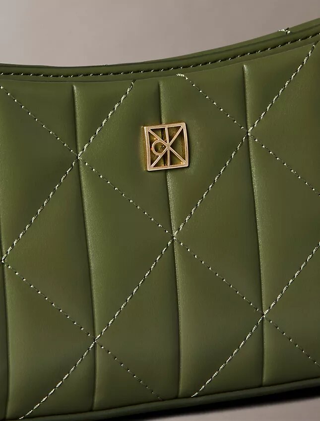 Bolso de hombro pequeño con logotipo acolchado Bolso de hombro pequeño con logotipo acolchado
