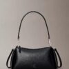 Bolso de hombro pequeño con pliegues tipo guijarros Bolso de hombro pequeño con pliegues tipo guijarros