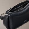 Bolso de hombro pequeño con pliegues tipo guijarros Bolso de hombro pequeño con pliegues tipo guijarros