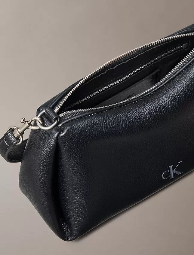 Bolso de hombro pequeño con pliegues tipo guijarros Bolso de hombro pequeño con pliegues tipo guijarros