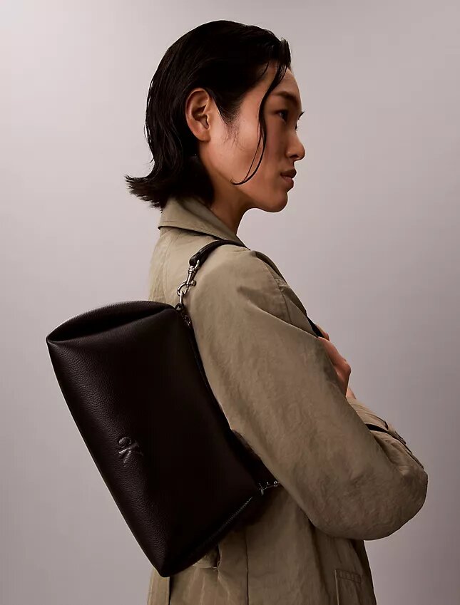 Bolso de hombro pequeño con pliegues tipo guijarros Bolso de hombro pequeño con pliegues tipo guijarros
