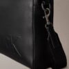 Bolso de viaje con monograma en relieve