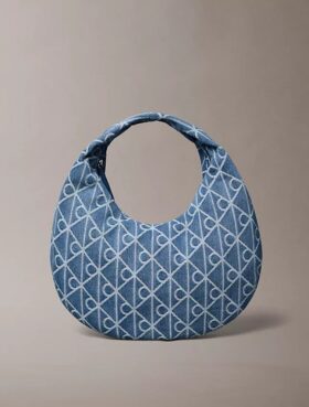 Bolso hobo de Denim con logotipo en todo el diseño