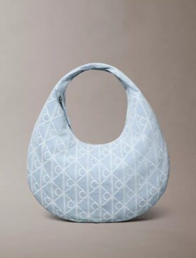 Bolso hobo de Denim con logotipo en todo el diseño