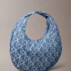 Bolso hobo de Denim con logotipo en todo el diseño Bolso hobo de Denim con logotipo en todo el diseño