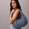 Bolso hobo de Denim con logotipo en todo el diseño Bolso hobo de Denim con logotipo en todo el diseño