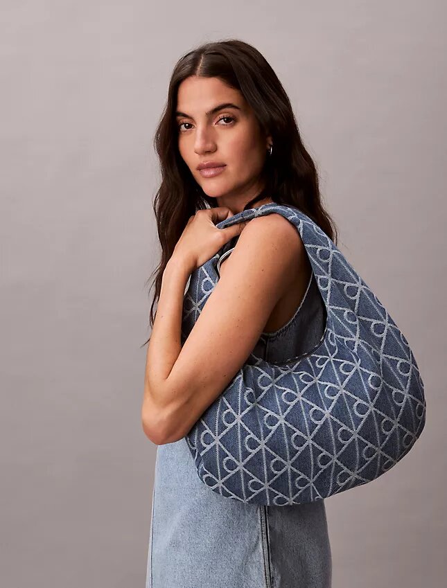 Bolso hobo de Denim con logotipo en todo el diseño Bolso hobo de Denim con logotipo en todo el diseño
