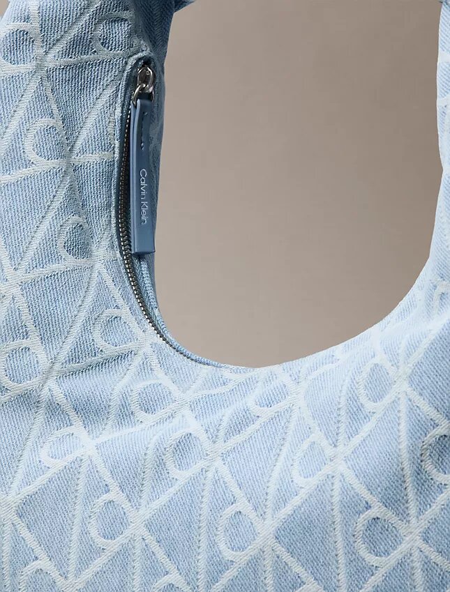 Bolso hobo de Denim con logotipo en todo el diseño Bolso hobo de Denim con logotipo en todo el diseño