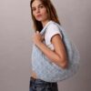 Bolso hobo de Denim con logotipo en todo el diseño Bolso hobo de Denim con logotipo en todo el diseño