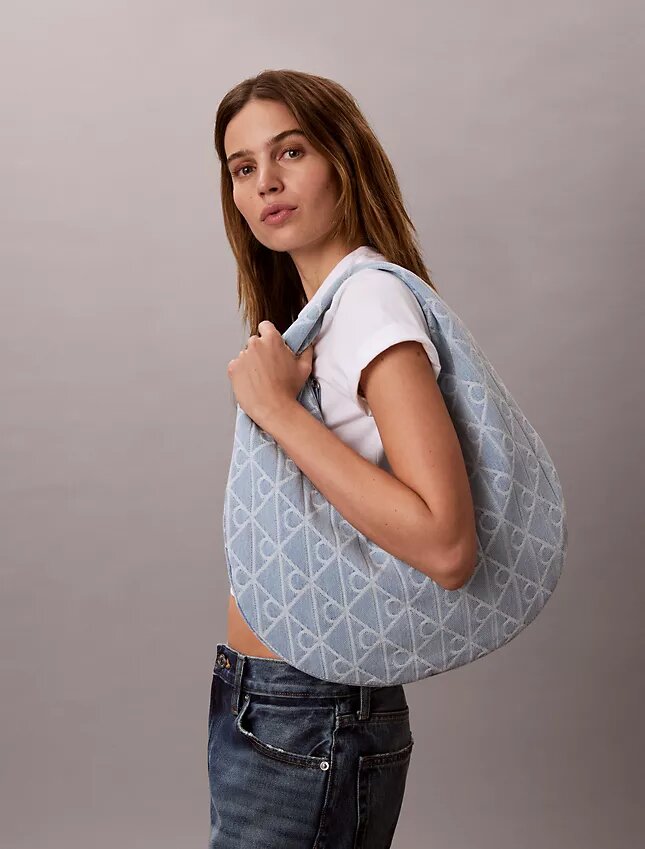 Bolso hobo de Denim con logotipo en todo el diseño Bolso hobo de Denim con logotipo en todo el diseño