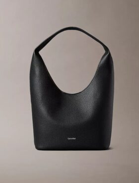 Bolso holgado con textura granulada