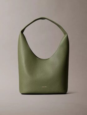 Bolso holgado con textura granulada
