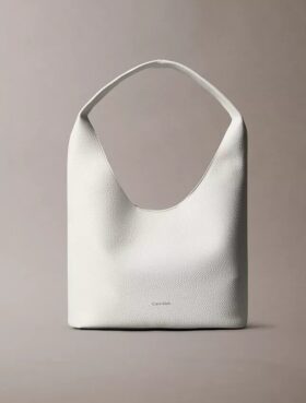 Bolso holgado con textura granulada