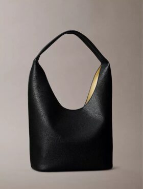 Bolso holgado con textura granulada