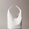 Bolso holgado con textura granulada