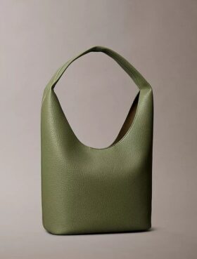 Bolso holgado con textura granulada