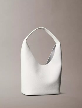Bolso holgado con textura granulada